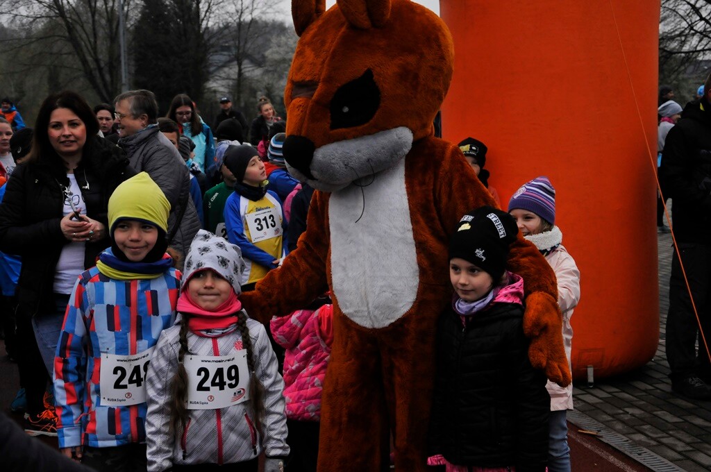 Miłośnicy biegania i zdrowego stylu życia ponownie spotkali się na bieżni Szkoły Podstawowej Sportowej nr 15 w Rudzie Śląskiej. Dzisiaj (13 kwietnia) o godzinie 11.00 odbył się drugi w tym roku Bieg Wiewiórki.
