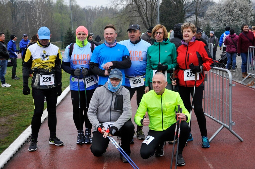 Miłośnicy biegania i zdrowego stylu życia ponownie spotkali się na bieżni Szkoły Podstawowej Sportowej nr 15 w Rudzie Śląskiej. Dzisiaj (13 kwietnia) o godzinie 11.00 odbył się drugi w tym roku Bieg Wiewiórki.