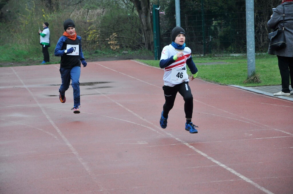 Miłośnicy biegania i zdrowego stylu życia ponownie spotkali się na bieżni Szkoły Podstawowej Sportowej nr 15 w Rudzie Śląskiej. Dzisiaj (13 kwietnia) o godzinie 11.00 odbył się drugi w tym roku Bieg Wiewiórki.