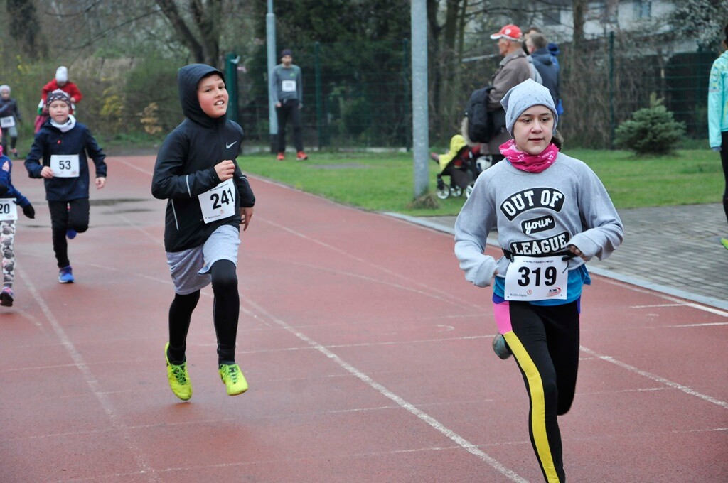 Miłośnicy biegania i zdrowego stylu życia ponownie spotkali się na bieżni Szkoły Podstawowej Sportowej nr 15 w Rudzie Śląskiej. Dzisiaj (13 kwietnia) o godzinie 11.00 odbył się drugi w tym roku Bieg Wiewiórki.