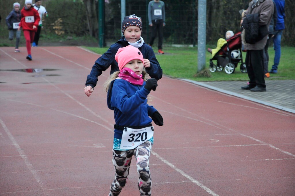Miłośnicy biegania i zdrowego stylu życia ponownie spotkali się na bieżni Szkoły Podstawowej Sportowej nr 15 w Rudzie Śląskiej. Dzisiaj (13 kwietnia) o godzinie 11.00 odbył się drugi w tym roku Bieg Wiewiórki.