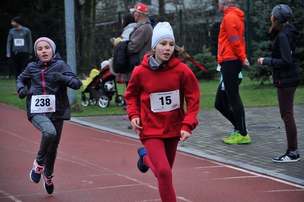 Miłośnicy biegania i zdrowego stylu życia ponownie spotkali się na bieżni Szkoły Podstawowej Sportowej nr 15 w Rudzie Śląskiej. Dzisiaj (13 kwietnia) o godzinie 11.00 odbył się drugi w tym roku Bieg Wiewiórki.
