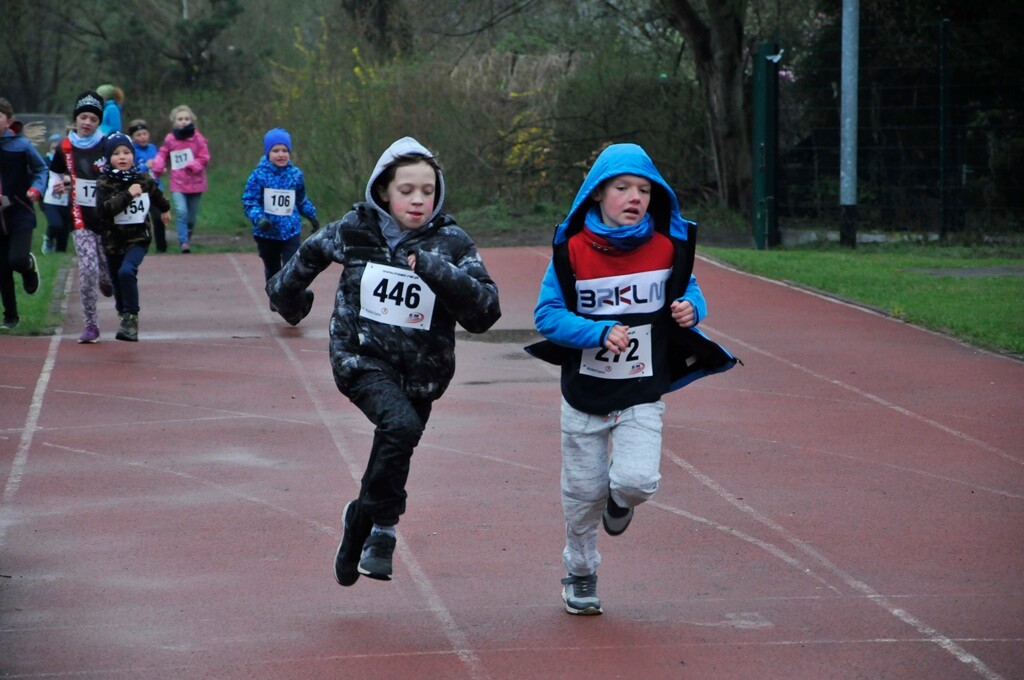 Miłośnicy biegania i zdrowego stylu życia ponownie spotkali się na bieżni Szkoły Podstawowej Sportowej nr 15 w Rudzie Śląskiej. Dzisiaj (13 kwietnia) o godzinie 11.00 odbył się drugi w tym roku Bieg Wiewiórki.