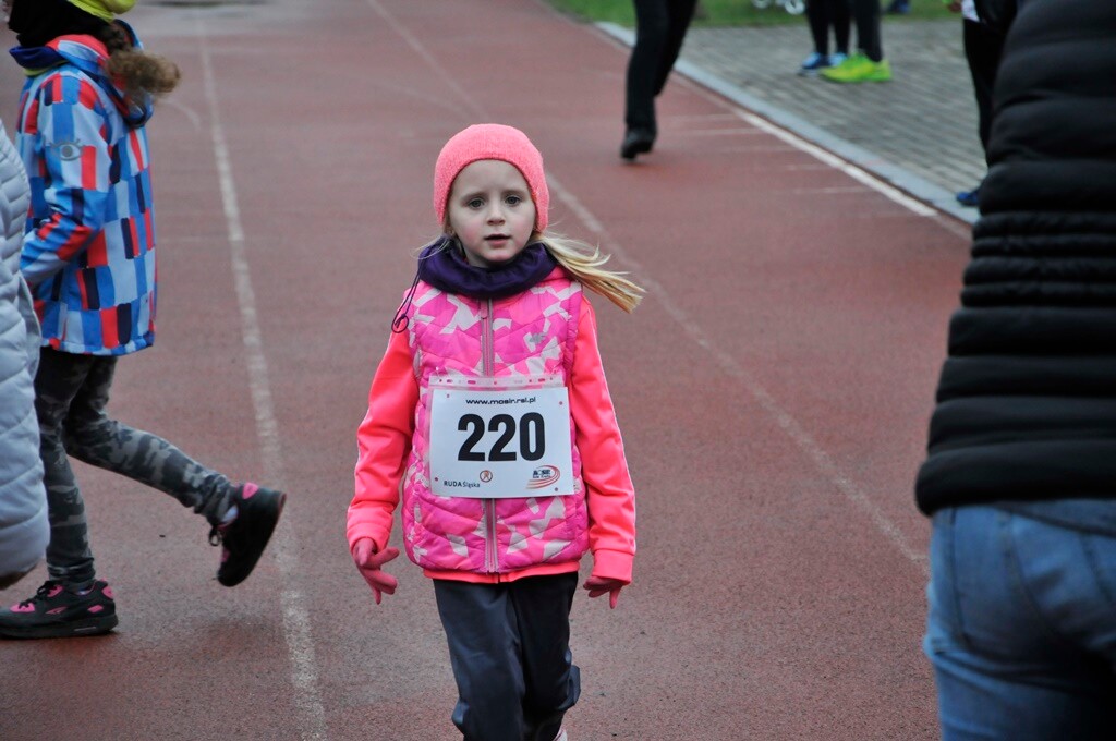 Miłośnicy biegania i zdrowego stylu życia ponownie spotkali się na bieżni Szkoły Podstawowej Sportowej nr 15 w Rudzie Śląskiej. Dzisiaj (13 kwietnia) o godzinie 11.00 odbył się drugi w tym roku Bieg Wiewiórki.