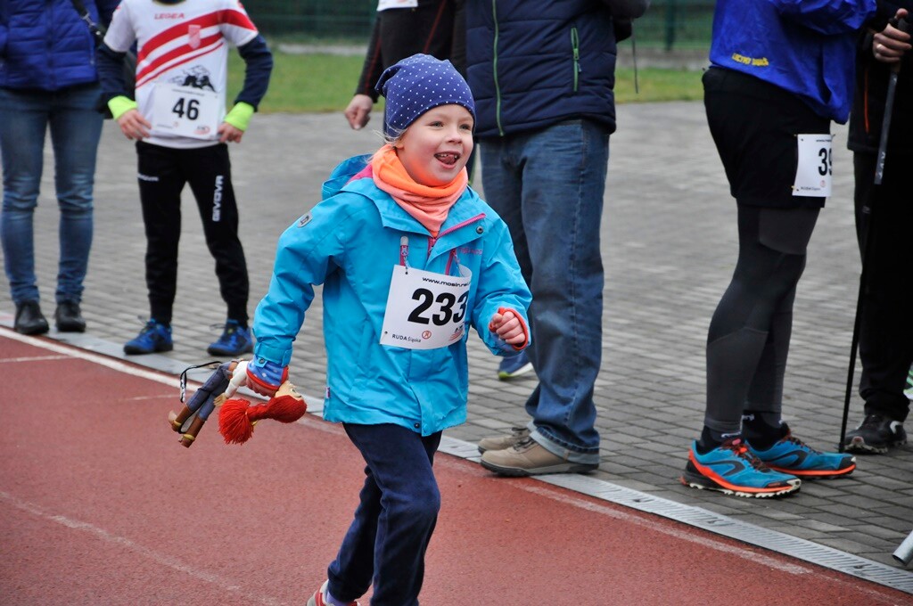 Miłośnicy biegania i zdrowego stylu życia ponownie spotkali się na bieżni Szkoły Podstawowej Sportowej nr 15 w Rudzie Śląskiej. Dzisiaj (13 kwietnia) o godzinie 11.00 odbył się drugi w tym roku Bieg Wiewiórki.