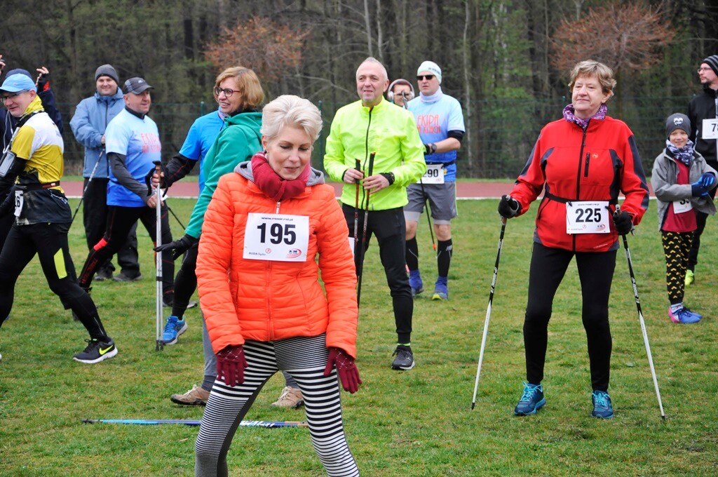 Miłośnicy biegania i zdrowego stylu życia ponownie spotkali się na bieżni Szkoły Podstawowej Sportowej nr 15 w Rudzie Śląskiej. Dzisiaj (13 kwietnia) o godzinie 11.00 odbył się drugi w tym roku Bieg Wiewiórki.