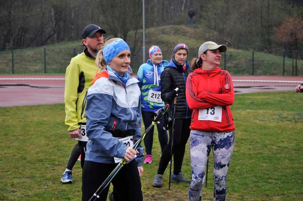 Miłośnicy biegania i zdrowego stylu życia ponownie spotkali się na bieżni Szkoły Podstawowej Sportowej nr 15 w Rudzie Śląskiej. Dzisiaj (13 kwietnia) o godzinie 11.00 odbył się drugi w tym roku Bieg Wiewiórki.