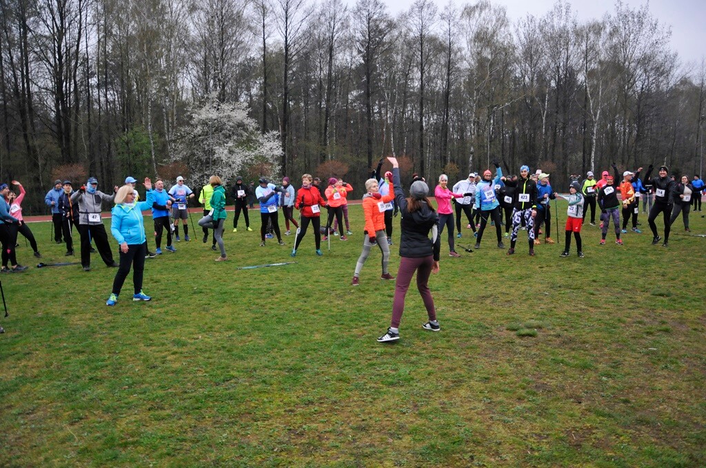 Miłośnicy biegania i zdrowego stylu życia ponownie spotkali się na bieżni Szkoły Podstawowej Sportowej nr 15 w Rudzie Śląskiej. Dzisiaj (13 kwietnia) o godzinie 11.00 odbył się drugi w tym roku Bieg Wiewiórki.