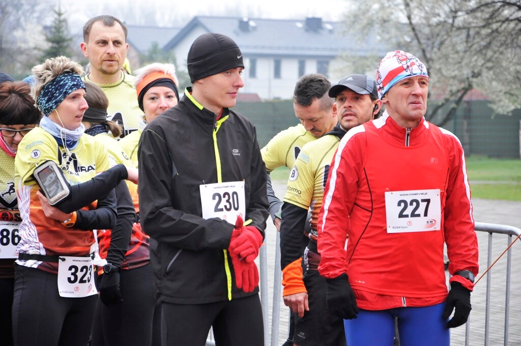 Miłośnicy biegania i zdrowego stylu życia ponownie spotkali się na bieżni Szkoły Podstawowej Sportowej nr 15 w Rudzie Śląskiej. Dzisiaj (13 kwietnia) o godzinie 11.00 odbył się drugi w tym roku Bieg Wiewiórki.