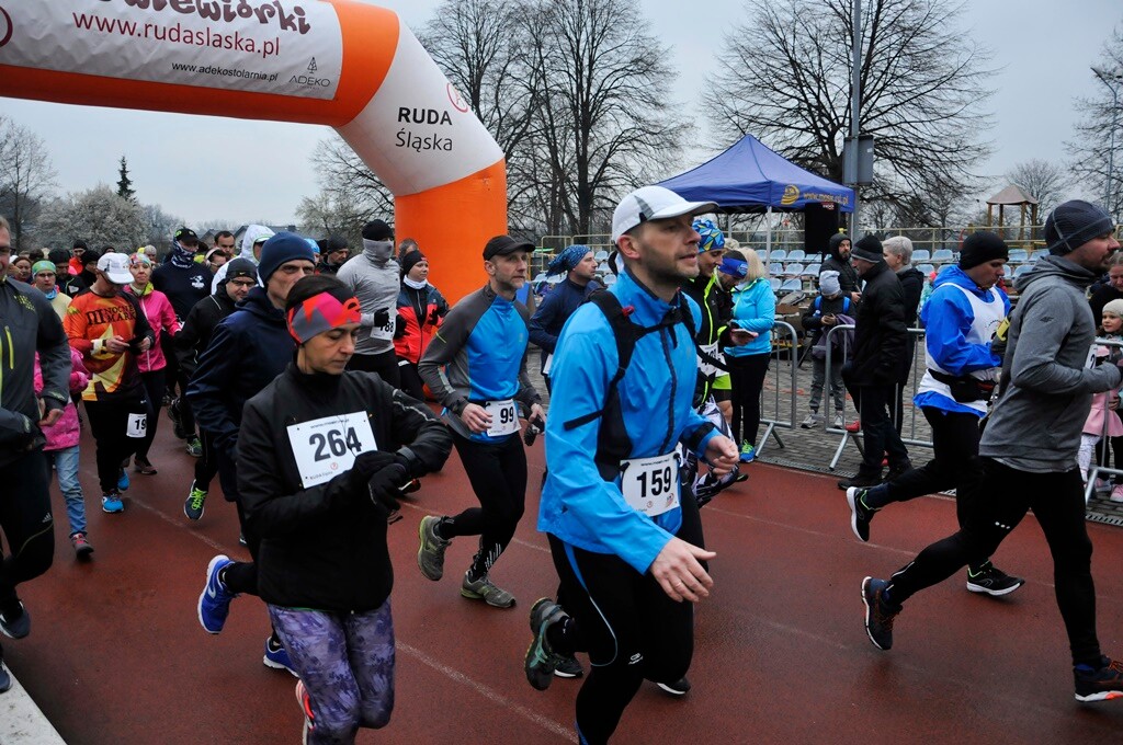 Miłośnicy biegania i zdrowego stylu życia ponownie spotkali się na bieżni Szkoły Podstawowej Sportowej nr 15 w Rudzie Śląskiej. Dzisiaj (13 kwietnia) o godzinie 11.00 odbył się drugi w tym roku Bieg Wiewiórki.