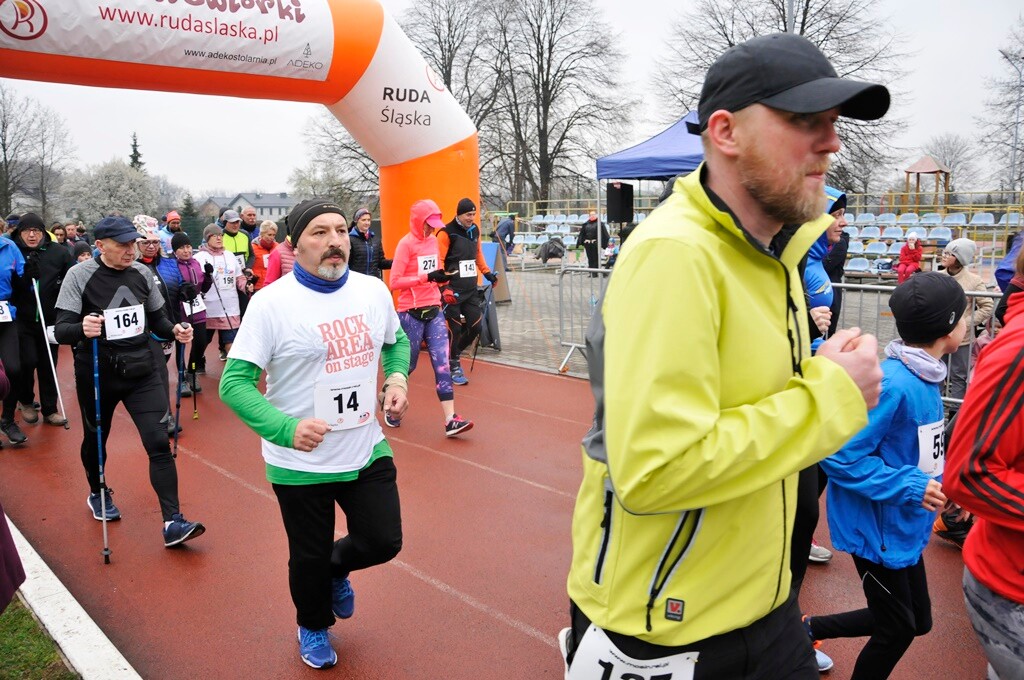 Miłośnicy biegania i zdrowego stylu życia ponownie spotkali się na bieżni Szkoły Podstawowej Sportowej nr 15 w Rudzie Śląskiej. Dzisiaj (13 kwietnia) o godzinie 11.00 odbył się drugi w tym roku Bieg Wiewiórki.