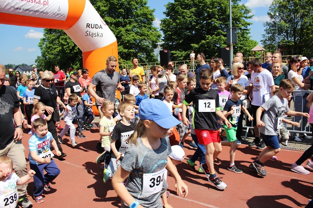 Miłośnicy biegania i zdrowego stylu życia ponownie spotkali się na bieżni Szkoły Podstawowej Sportowej nr 15 w Rudzie Śląskiej. Dzisiaj (18 maja) o godzinie 11.00 odbył się trzeci w tym roku Bieg Wiewiórki.