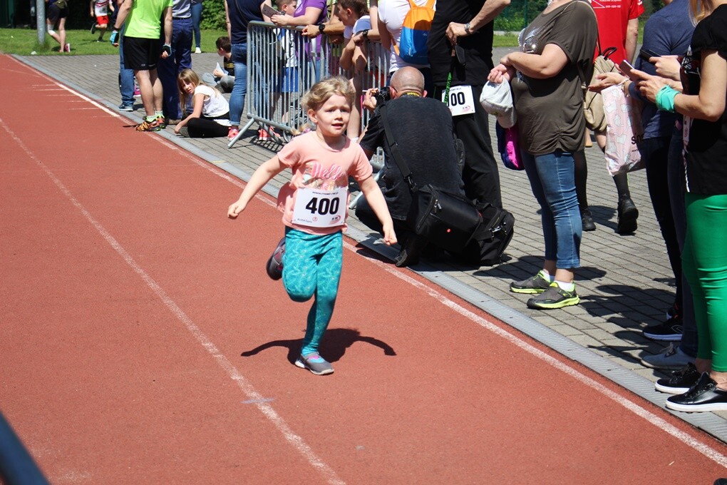 Miłośnicy biegania i zdrowego stylu życia ponownie spotkali się na bieżni Szkoły Podstawowej Sportowej nr 15 w Rudzie Śląskiej. Dzisiaj (18 maja) o godzinie 11.00 odbył się trzeci w tym roku Bieg Wiewiórki.