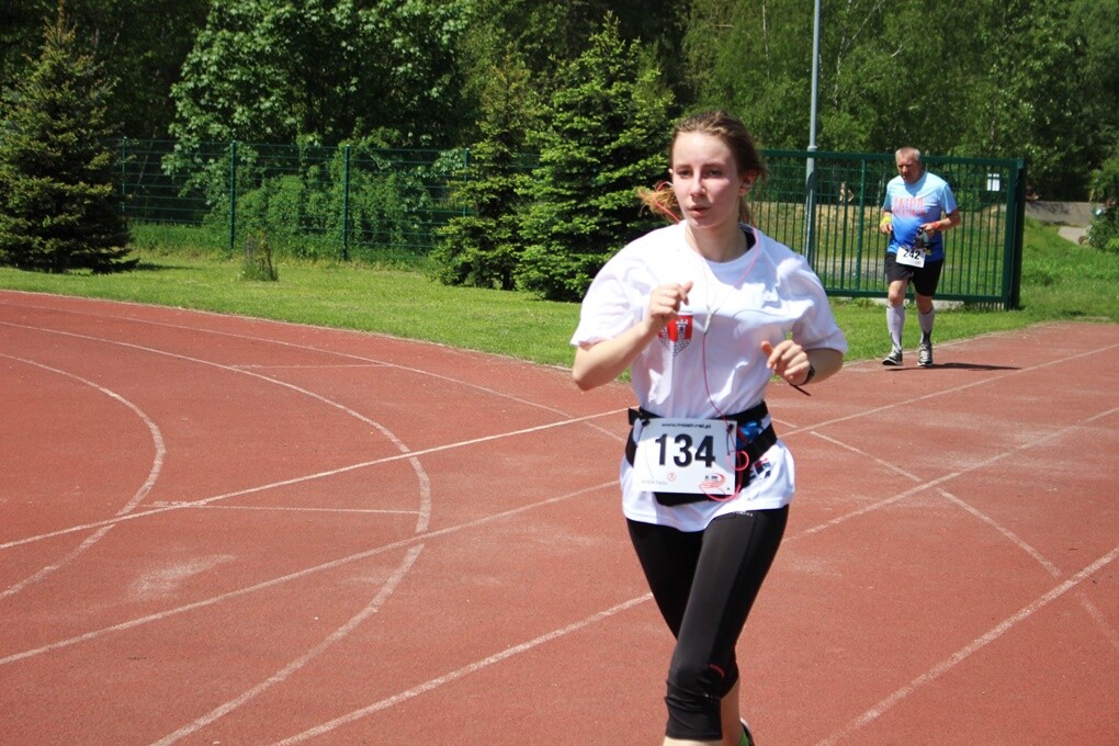 Miłośnicy biegania i zdrowego stylu życia ponownie spotkali się na bieżni Szkoły Podstawowej Sportowej nr 15 w Rudzie Śląskiej. Dzisiaj (18 maja) o godzinie 11.00 odbył się trzeci w tym roku Bieg Wiewiórki.