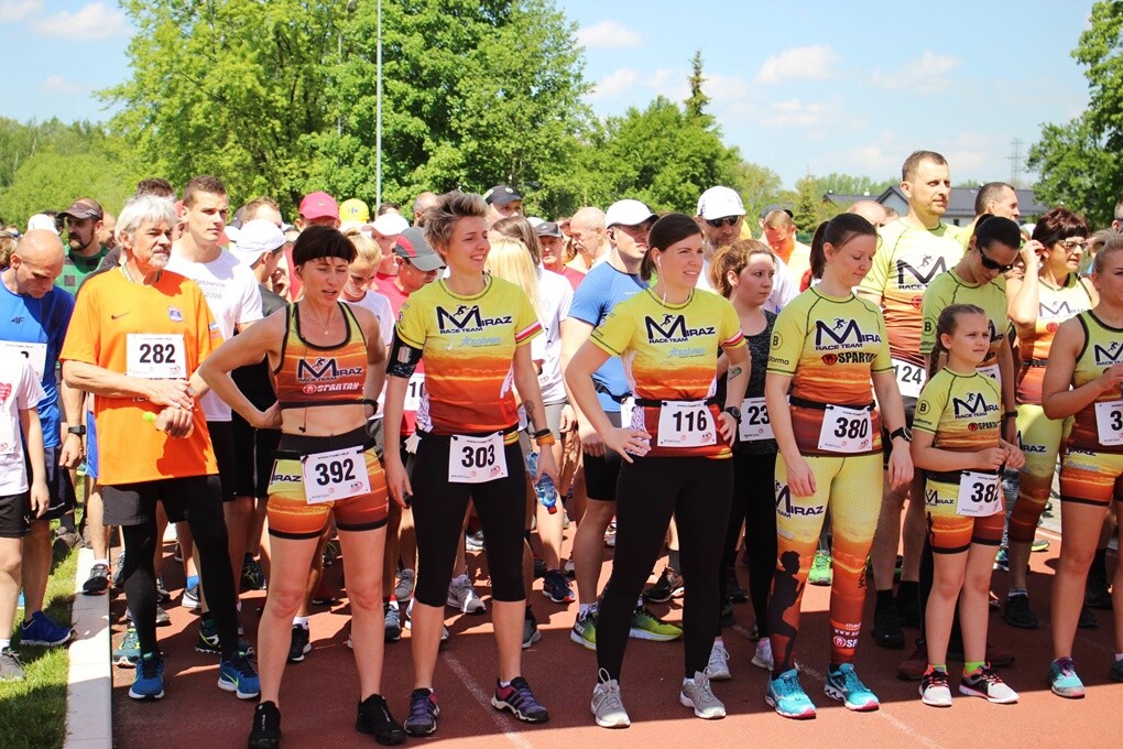 Miłośnicy biegania i zdrowego stylu życia ponownie spotkali się na bieżni Szkoły Podstawowej Sportowej nr 15 w Rudzie Śląskiej. Dzisiaj (18 maja) o godzinie 11.00 odbył się trzeci w tym roku Bieg Wiewiórki.