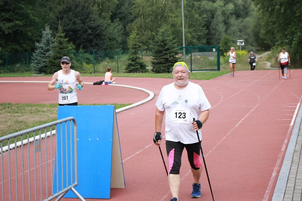 Ponad 300 osób wzięło udział w sobotnim Biegu Wiewiórki. Jak zwykle rozpoczęły dzieci, które miały do pokonania 1 km. Na starszych czekała pętla o długości 4,2 km, którą biegacze mogli pokonać maksymalnie pięć razy, a zawodnicy w konkurencji nordic walking trzy razy.