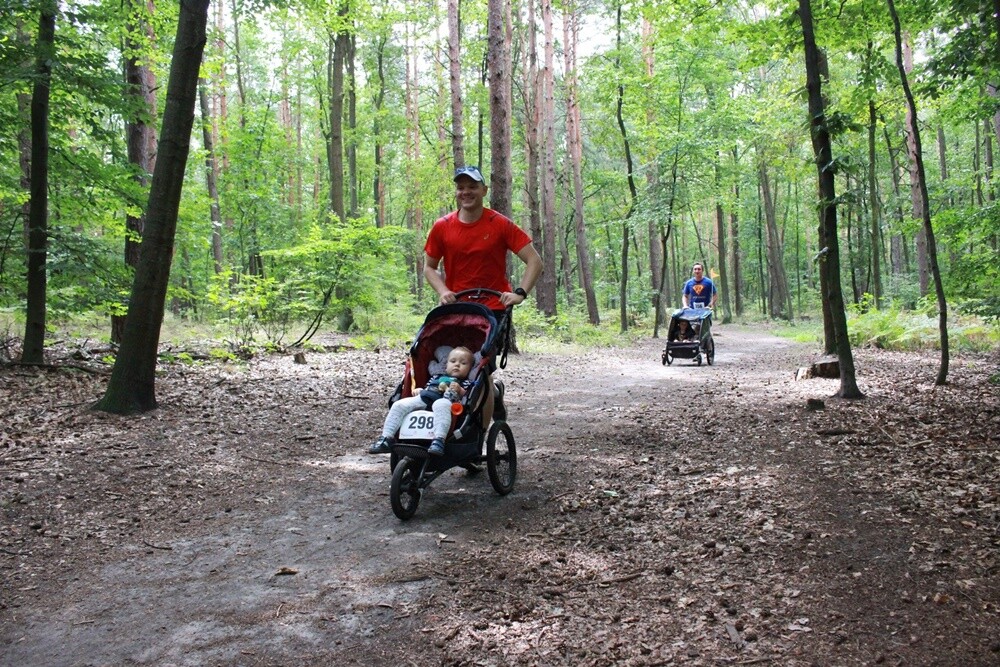 Ponad 300 osób wzięło udział w sobotnim Biegu Wiewiórki. Jak zwykle rozpoczęły dzieci, które miały do pokonania 1 km. Na starszych czekała pętla o długości 4,2 km, którą biegacze mogli pokonać maksymalnie pięć razy, a zawodnicy w konkurencji nordic walking trzy razy.