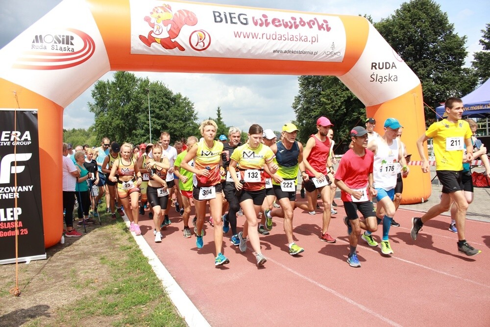 Ponad 300 osób wzięło udział w sobotnim Biegu Wiewiórki. Jak zwykle rozpoczęły dzieci, które miały do pokonania 1 km. Na starszych czekała pętla o długości 4,2 km, którą biegacze mogli pokonać maksymalnie pięć razy, a zawodnicy w konkurencji nordic walking trzy razy.