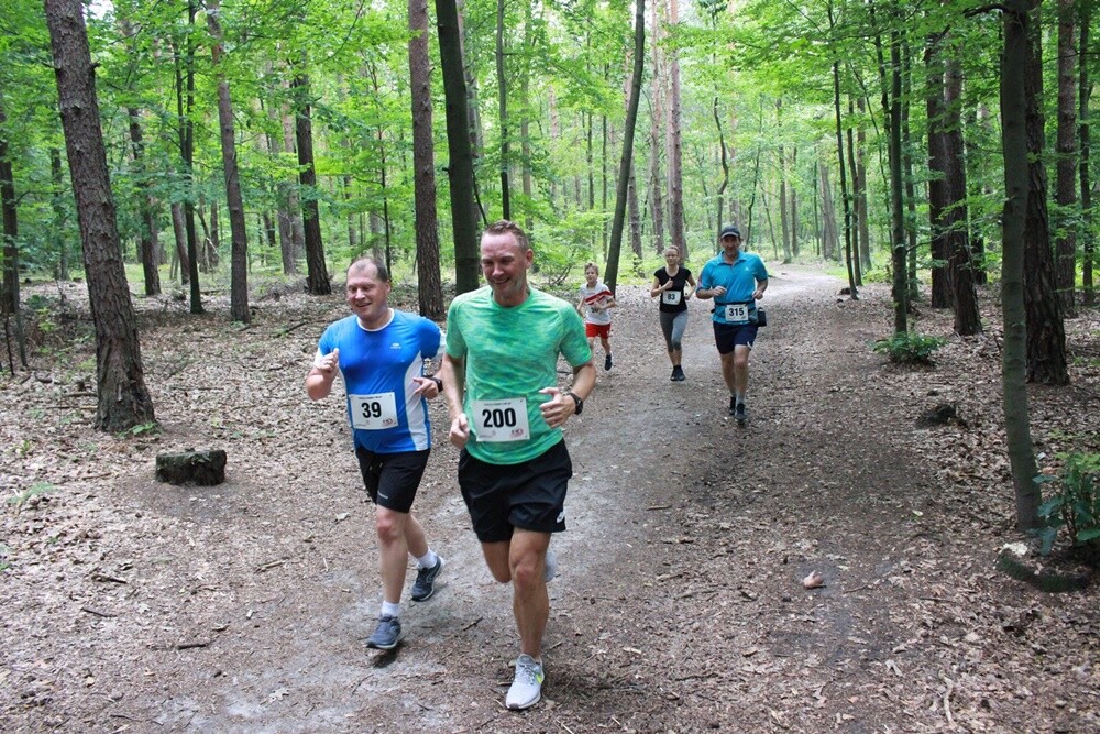 Ponad 300 osób wzięło udział w sobotnim Biegu Wiewiórki. Jak zwykle rozpoczęły dzieci, które miały do pokonania 1 km. Na starszych czekała pętla o długości 4,2 km, którą biegacze mogli pokonać maksymalnie pięć razy, a zawodnicy w konkurencji nordic walking trzy razy.