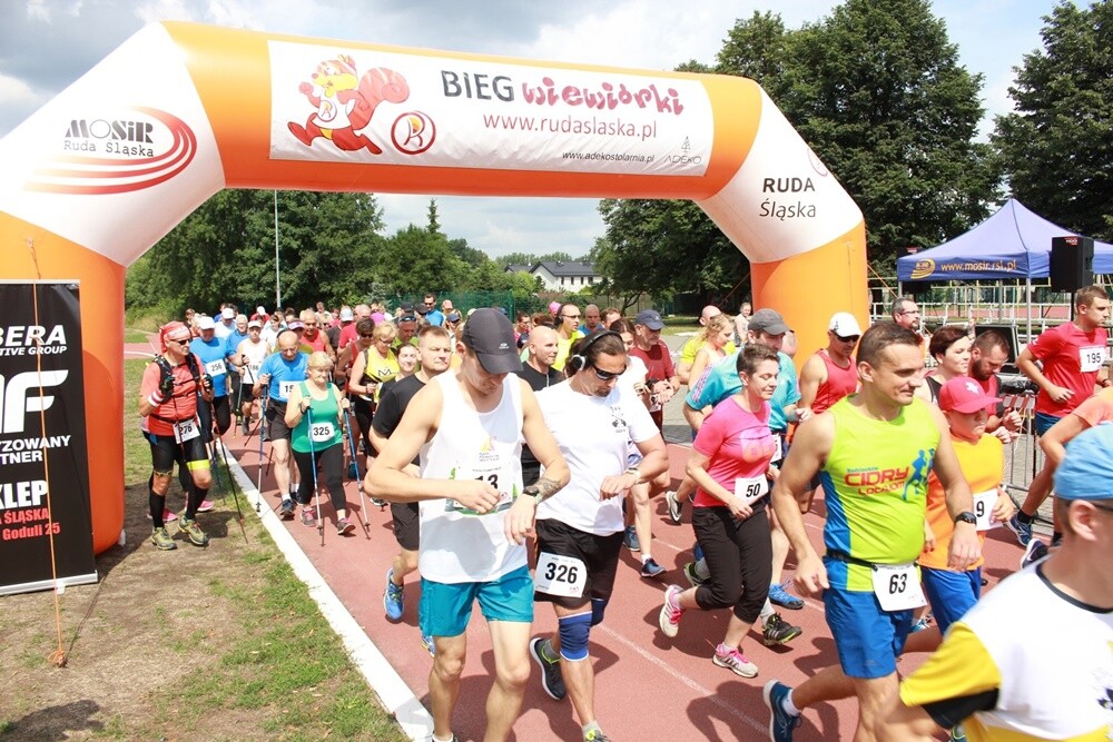 Ponad 300 osób wzięło udział w sobotnim Biegu Wiewiórki. Jak zwykle rozpoczęły dzieci, które miały do pokonania 1 km. Na starszych czekała pętla o długości 4,2 km, którą biegacze mogli pokonać maksymalnie pięć razy, a zawodnicy w konkurencji nordic walking trzy razy.