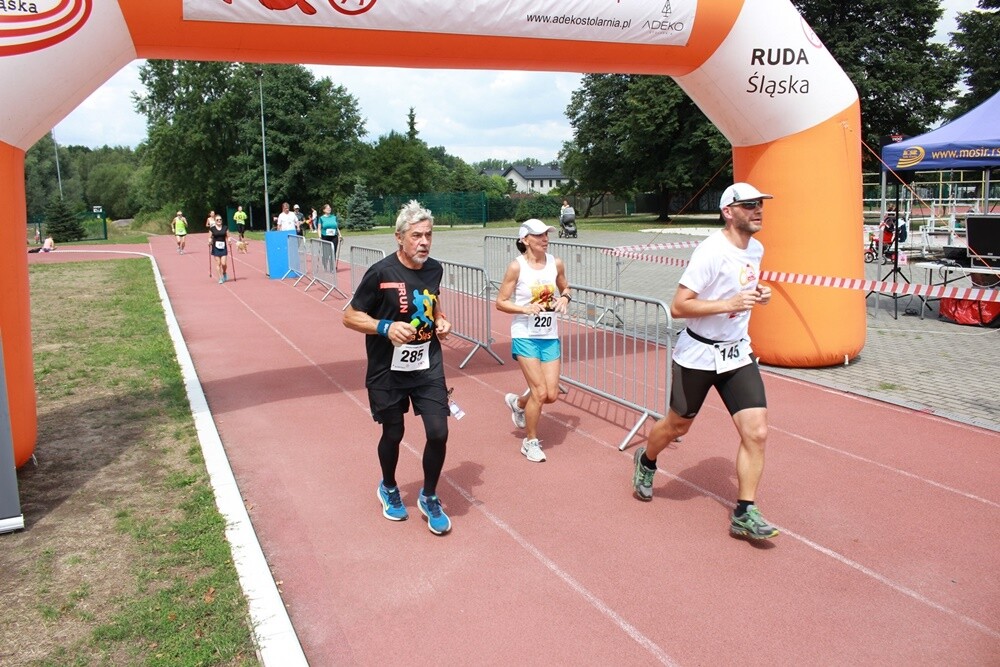 Ponad 300 osób wzięło udział w sobotnim Biegu Wiewiórki. Jak zwykle rozpoczęły dzieci, które miały do pokonania 1 km. Na starszych czekała pętla o długości 4,2 km, którą biegacze mogli pokonać maksymalnie pięć razy, a zawodnicy w konkurencji nordic walking trzy razy.