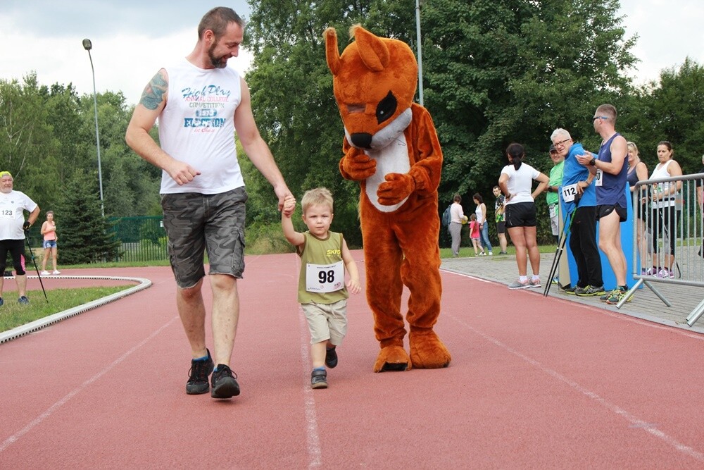 Ponad 300 osób wzięło udział w sobotnim Biegu Wiewiórki. Jak zwykle rozpoczęły dzieci, które miały do pokonania 1 km. Na starszych czekała pętla o długości 4,2 km, którą biegacze mogli pokonać maksymalnie pięć razy, a zawodnicy w konkurencji nordic walking trzy razy.