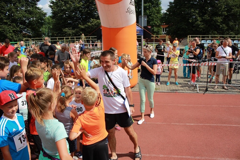 Ponad 300 osób wzięło udział w sobotnim Biegu Wiewiórki. Jak zwykle rozpoczęły dzieci, które miały do pokonania 1 km. Na starszych czekała pętla o długości 4,2 km, którą biegacze mogli pokonać maksymalnie pięć razy, a zawodnicy w konkurencji nordic walking trzy razy.