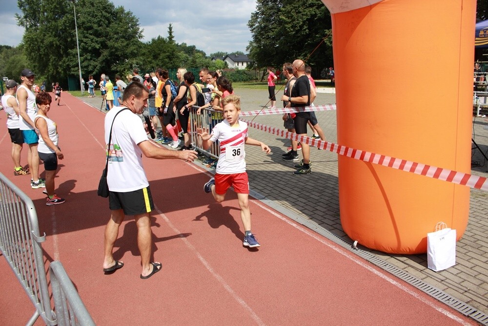 Ponad 300 osób wzięło udział w sobotnim Biegu Wiewiórki. Jak zwykle rozpoczęły dzieci, które miały do pokonania 1 km. Na starszych czekała pętla o długości 4,2 km, którą biegacze mogli pokonać maksymalnie pięć razy, a zawodnicy w konkurencji nordic walking trzy razy.