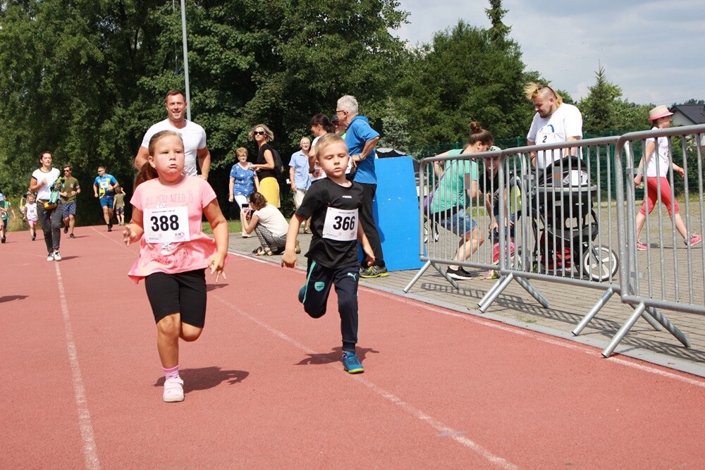 Ponad 300 osób wzięło udział w sobotnim Biegu Wiewiórki. Jak zwykle rozpoczęły dzieci, które miały do pokonania 1 km. Na starszych czekała pętla o długości 4,2 km, którą biegacze mogli pokonać maksymalnie pięć razy, a zawodnicy w konkurencji nordic walking trzy razy.
