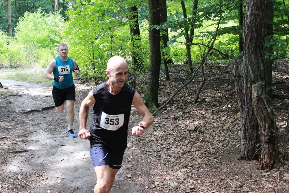 Ponad 300 osób wzięło udział w sobotnim Biegu Wiewiórki. Jak zwykle rozpoczęły dzieci, które miały do pokonania 1 km. Na starszych czekała pętla o długości 4,2 km, którą biegacze mogli pokonać maksymalnie pięć razy, a zawodnicy w konkurencji nordic walking trzy razy.