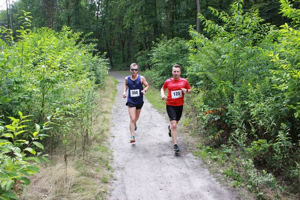 Ponad 300 osób wzięło udział w sobotnim Biegu Wiewiórki. Jak zwykle rozpoczęły dzieci, które miały do pokonania 1 km. Na starszych czekała pętla o długości 4,2 km, którą biegacze mogli pokonać maksymalnie pięć razy, a zawodnicy w konkurencji nordic walking trzy razy.
