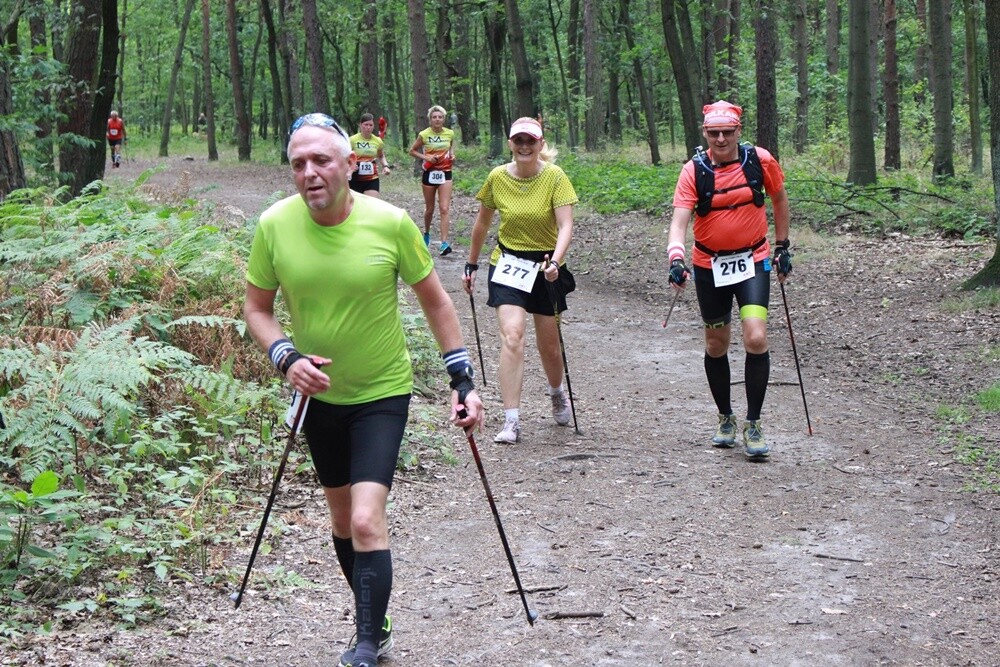 Ponad 300 osób wzięło udział w sobotnim Biegu Wiewiórki. Jak zwykle rozpoczęły dzieci, które miały do pokonania 1 km. Na starszych czekała pętla o długości 4,2 km, którą biegacze mogli pokonać maksymalnie pięć razy, a zawodnicy w konkurencji nordic walking trzy razy.
