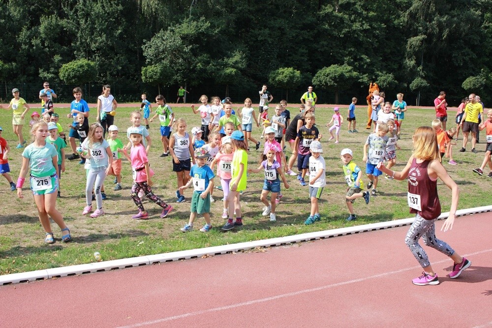 Ponad 300 osób wzięło udział w sobotnim Biegu Wiewiórki. Jak zwykle rozpoczęły dzieci, które miały do pokonania 1 km. Na starszych czekała pętla o długości 4,2 km, którą biegacze mogli pokonać maksymalnie pięć razy, a zawodnicy w konkurencji nordic walking trzy razy.