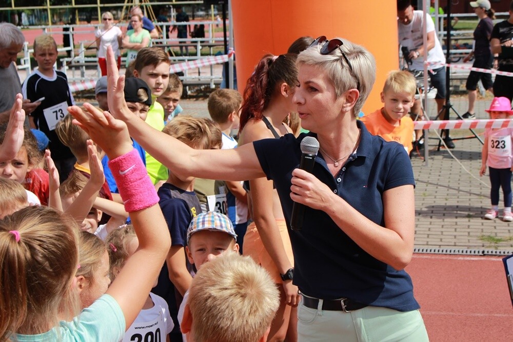 Ponad 300 osób wzięło udział w sobotnim Biegu Wiewiórki. Jak zwykle rozpoczęły dzieci, które miały do pokonania 1 km. Na starszych czekała pętla o długości 4,2 km, którą biegacze mogli pokonać maksymalnie pięć razy, a zawodnicy w konkurencji nordic walking trzy razy.