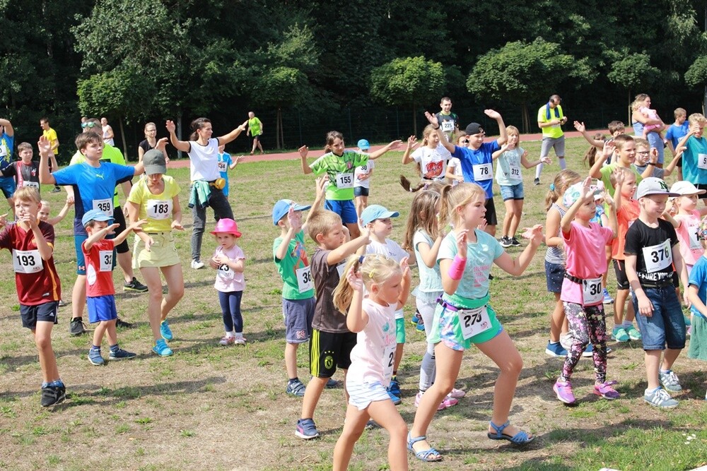 Ponad 300 osób wzięło udział w sobotnim Biegu Wiewiórki. Jak zwykle rozpoczęły dzieci, które miały do pokonania 1 km. Na starszych czekała pętla o długości 4,2 km, którą biegacze mogli pokonać maksymalnie pięć razy, a zawodnicy w konkurencji nordic walking trzy razy.