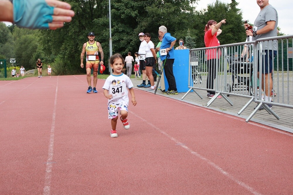 Ponad 300 osób wzięło udział w sobotnim Biegu Wiewiórki. Jak zwykle rozpoczęły dzieci, które miały do pokonania 1 km. Na starszych czekała pętla o długości 4,2 km, którą biegacze mogli pokonać maksymalnie pięć razy, a zawodnicy w konkurencji nordic walking trzy razy.