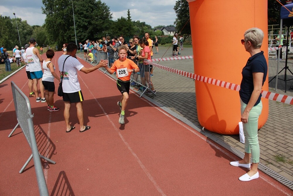 Ponad 300 osób wzięło udział w sobotnim Biegu Wiewiórki. Jak zwykle rozpoczęły dzieci, które miały do pokonania 1 km. Na starszych czekała pętla o długości 4,2 km, którą biegacze mogli pokonać maksymalnie pięć razy, a zawodnicy w konkurencji nordic walking trzy razy.