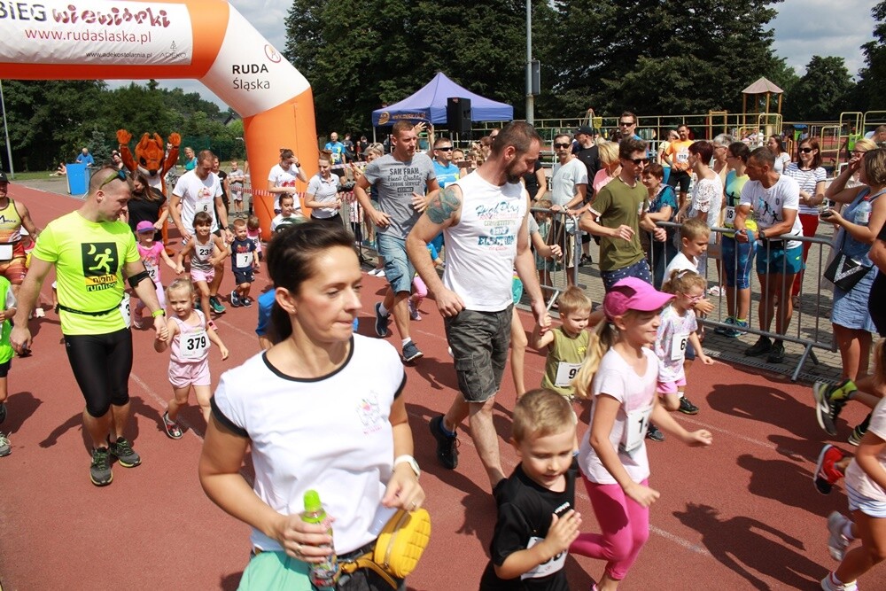 Ponad 300 osób wzięło udział w sobotnim Biegu Wiewiórki. Jak zwykle rozpoczęły dzieci, które miały do pokonania 1 km. Na starszych czekała pętla o długości 4,2 km, którą biegacze mogli pokonać maksymalnie pięć razy, a zawodnicy w konkurencji nordic walking trzy razy.