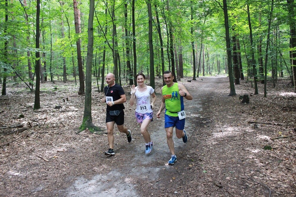 Ponad 300 osób wzięło udział w sobotnim Biegu Wiewiórki. Jak zwykle rozpoczęły dzieci, które miały do pokonania 1 km. Na starszych czekała pętla o długości 4,2 km, którą biegacze mogli pokonać maksymalnie pięć razy, a zawodnicy w konkurencji nordic walking trzy razy.