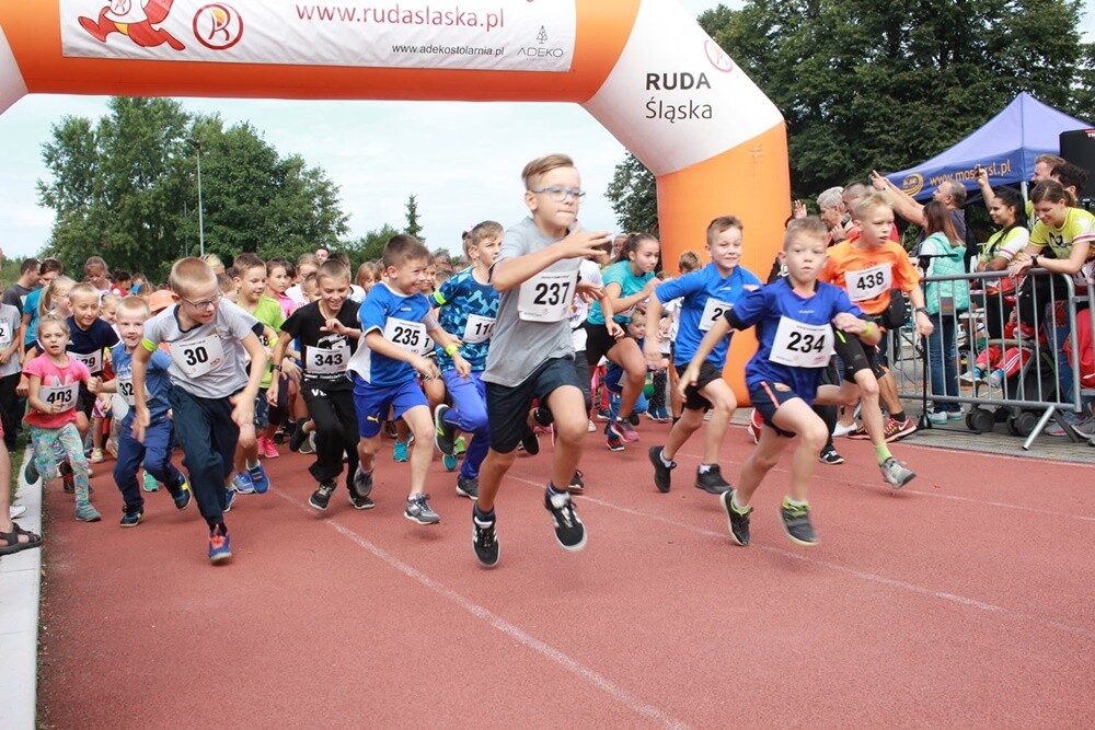 IV edycja Biegu Wiewiórki zbliża się do końca. Wrześniowe zawody już za nami, na starcie stanęło dziś wielu młodszych i starszych zawodników. Okazja do rywalizacji będzie jeszcze 12 października i 9 listopada.