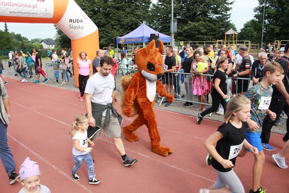 IV edycja Biegu Wiewiórki zbliża się do końca. Wrześniowe zawody już za nami, na starcie stanęło dziś wielu młodszych i starszych zawodników. Okazja do rywalizacji będzie jeszcze 12 października i 9 listopada.