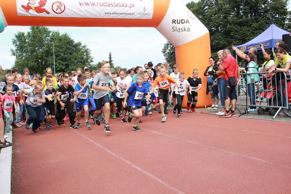 IV edycja Biegu Wiewiórki zbliża się do końca. Wrześniowe zawody już za nami, na starcie stanęło dziś wielu młodszych i starszych zawodników. Okazja do rywalizacji będzie jeszcze 12 października i 9 listopada.