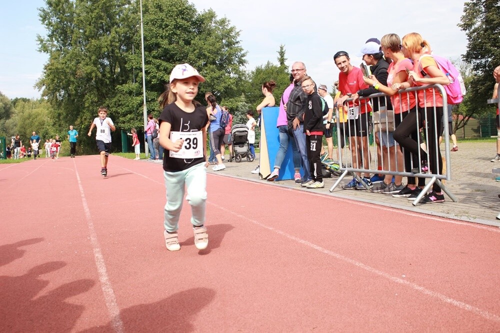 IV edycja Biegu Wiewiórki zbliża się do końca. Wrześniowe zawody już za nami, na starcie stanęło dziś wielu młodszych i starszych zawodników. Okazja do rywalizacji będzie jeszcze 12 października i 9 listopada.