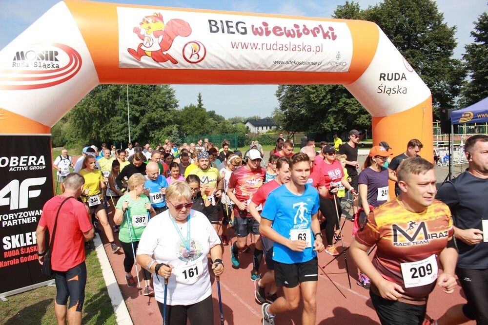 IV edycja Biegu Wiewiórki zbliża się do końca. Wrześniowe zawody już za nami, na starcie stanęło dziś wielu młodszych i starszych zawodników. Okazja do rywalizacji będzie jeszcze 12 października i 9 listopada.