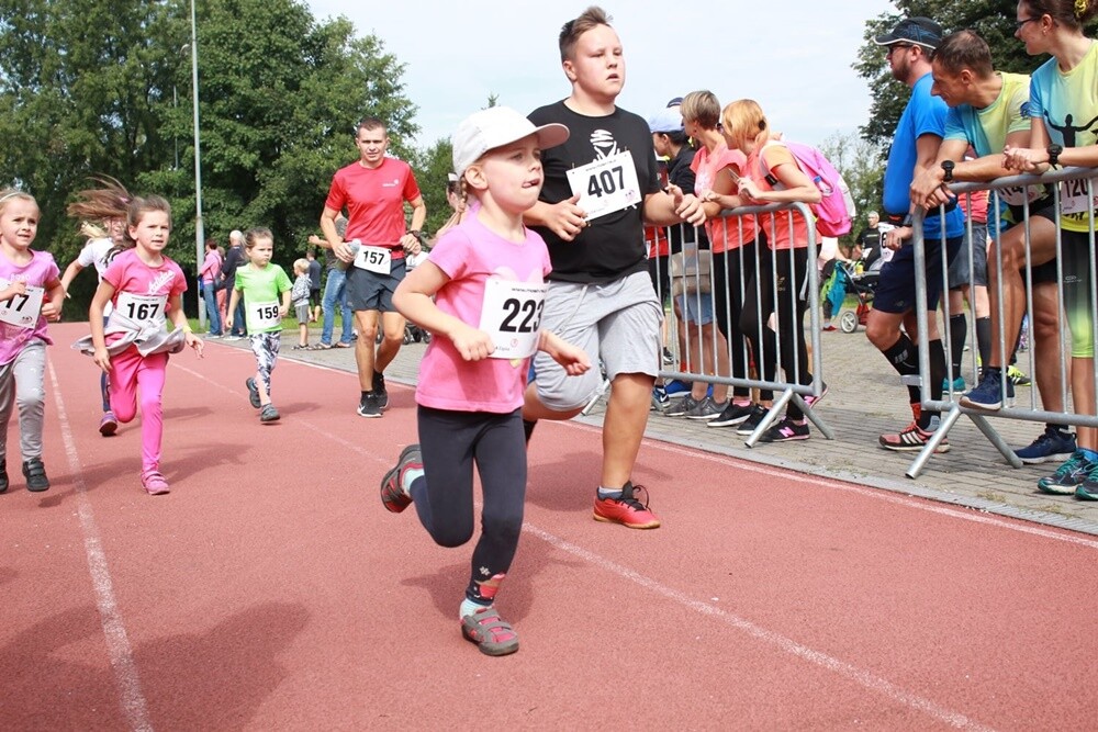 IV edycja Biegu Wiewiórki zbliża się do końca. Wrześniowe zawody już za nami, na starcie stanęło dziś wielu młodszych i starszych zawodników. Okazja do rywalizacji będzie jeszcze 12 października i 9 listopada.