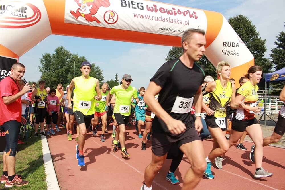 IV edycja Biegu Wiewiórki zbliża się do końca. Wrześniowe zawody już za nami, na starcie stanęło dziś wielu młodszych i starszych zawodników. Okazja do rywalizacji będzie jeszcze 12 października i 9 listopada.