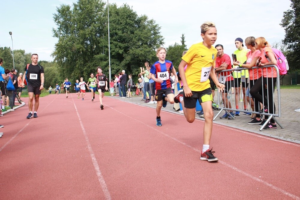 IV edycja Biegu Wiewiórki zbliża się do końca. Wrześniowe zawody już za nami, na starcie stanęło dziś wielu młodszych i starszych zawodników. Okazja do rywalizacji będzie jeszcze 12 października i 9 listopada.