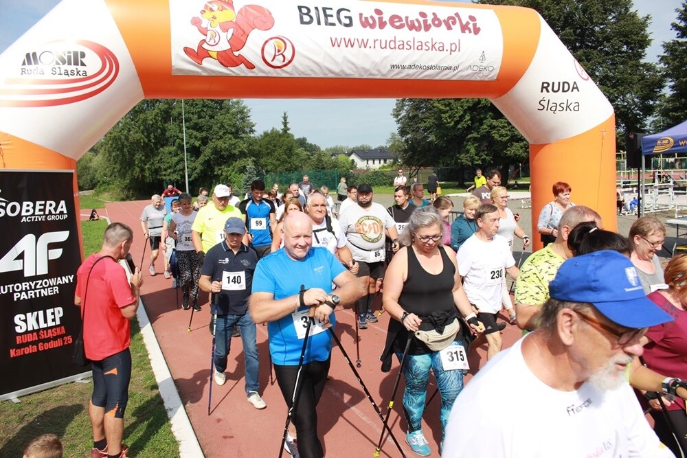 IV edycja Biegu Wiewiórki zbliża się do końca. Wrześniowe zawody już za nami, na starcie stanęło dziś wielu młodszych i starszych zawodników. Okazja do rywalizacji będzie jeszcze 12 października i 9 listopada.