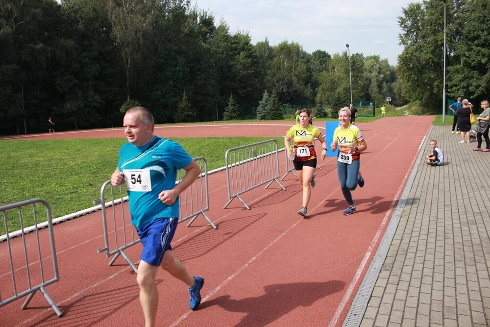 IV edycja Biegu Wiewiórki zbliża się do końca. Wrześniowe zawody już za nami, na starcie stanęło dziś wielu młodszych i starszych zawodników. Okazja do rywalizacji będzie jeszcze 12 października i 9 listopada.