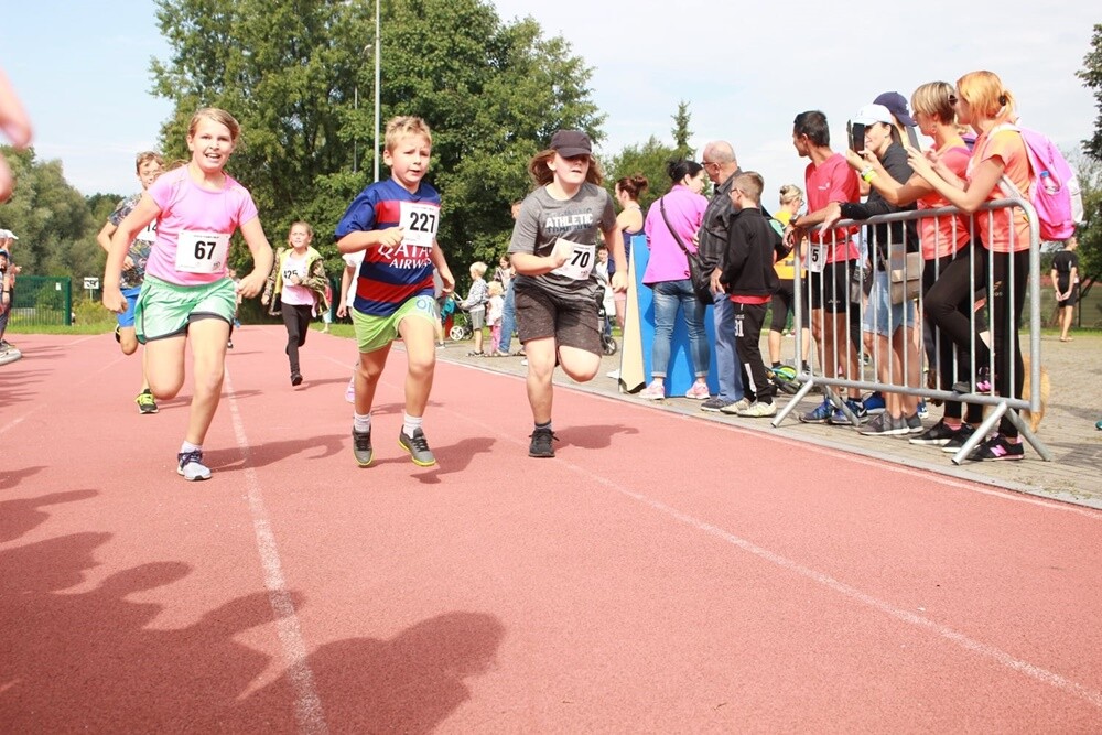 IV edycja Biegu Wiewiórki zbliża się do końca. Wrześniowe zawody już za nami, na starcie stanęło dziś wielu młodszych i starszych zawodników. Okazja do rywalizacji będzie jeszcze 12 października i 9 listopada.